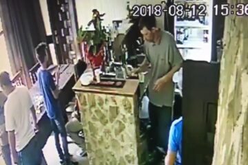 Tânăr reținut după ce a furat un telefon de pe masa unui bar, de lângă păgubit