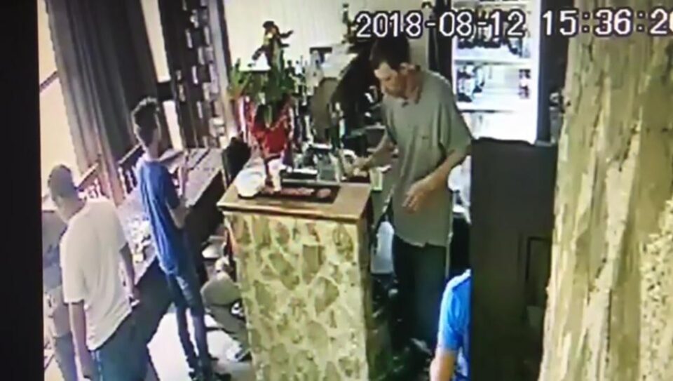 Tânăr reținut după ce a furat un telefon de pe masa unui bar, de lângă păgubit