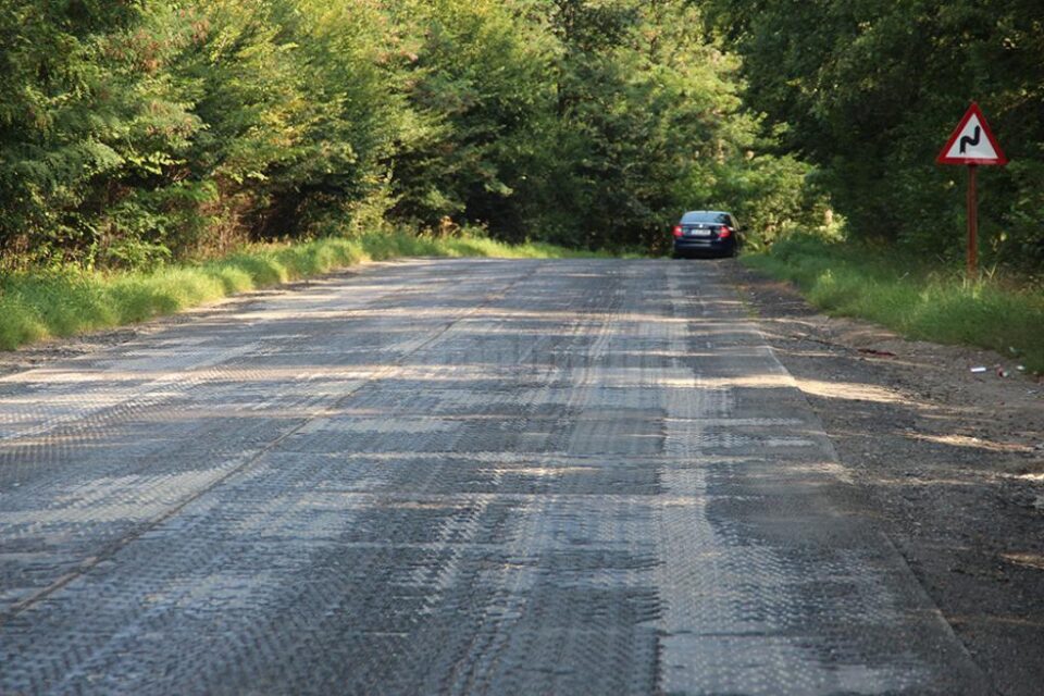 Suprafața frezată, la Adâncata, peste care se va turna pietriș concasat