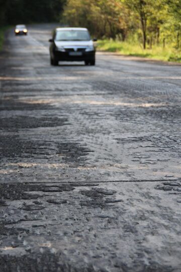 Suprafața frezată, la Adâncata, peste care se va turna pietriș concasat