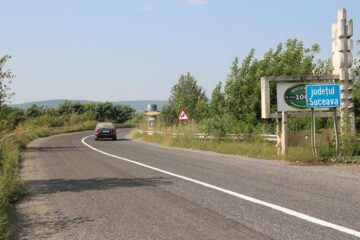 Așa arată drumul în zona unde s-a turnat pietrișul concasat cu bitum modificat pe care se va circula