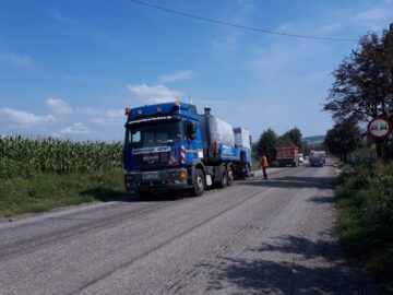 Utilaj la lucru care aplică tratamentul dublu invers cu bitum modificat în două straturi