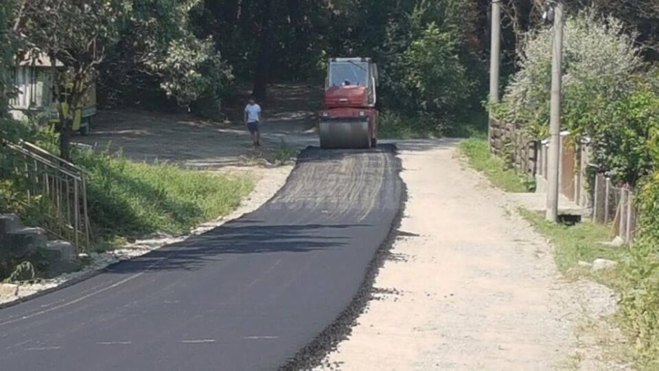 Primul strat de asfalt a fost turnat vineri pe strada „de pământ” Mihail Sadoveanu