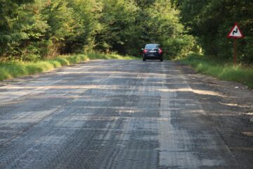 Suprafața frezată, la Adâncata, peste care se va turna pietriș concasat