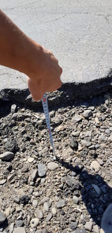 Unele dintre gropi depășesc 15 cm