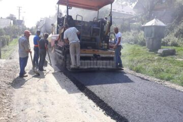 Primul strat de asfalt turnat pe strada Mihail Sadoveanu