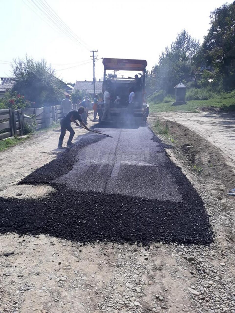 Primul strat de asfalt a fost turnat vineri pe strada „de pământ” Mihail Sadoveanu