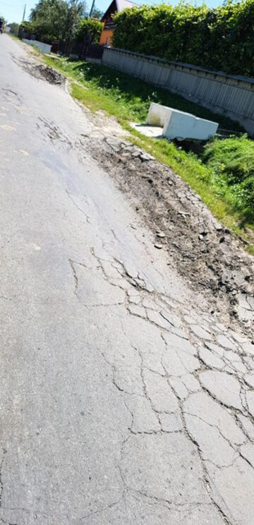 Gropile apărute în asfalt i-au adus la exasperare pe oamenii care trec zilnic cu mașinile prin zonă