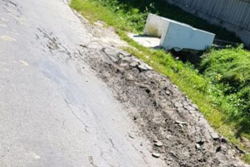 Gropile apărute în asfalt i-au adus la exasperare pe oamenii care trec zilnic cu mașinile prin zonă