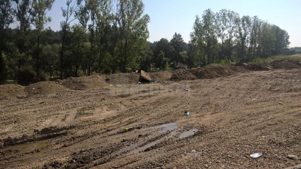 Parcarea promisă de Primăria Suceava pentru a deservi Zona de Agrement Tătărași: moloz și bălării