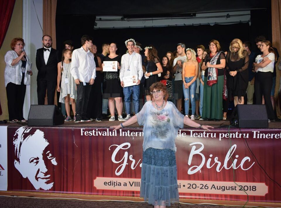 Trupa „Difainii”, câștigătoarea trofeului celei de-a VIII-a ediții a Festivalului Internațional de Teatru pentru Tineret „Gr. V. Birlic”, și Cezara Dafinescu Trupa „Difainii”, câștigătoarea trofeului celei de-a VIII-a ediții a Festivalului Internațional de Teatru pentru Tineret „Gr. V. Birlic”, și Cezara Dafinescu