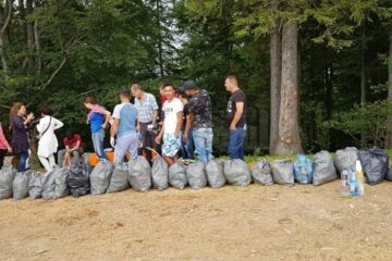 Refugiați cazați la centrul din Rădăuți, în acțiune de ecologizare la Palma