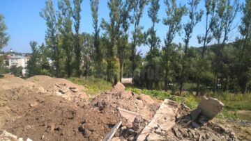 Parcarea promisă de Primăria Suceava pentru a deservi Zona de Agrement Tătărași: moloz și bălării