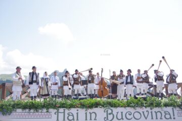 „Sărbătoarea muntelui” de pe Rarău a atras și anul acesta mii de suceveni și turiști