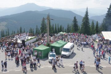 „Sărbătoarea muntelui” de pe Rarău a atras și anul acesta mii de suceveni și turiști