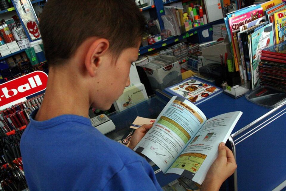 Cel puțin în cazul elevilor din clasele primare, valoarea pachetelor de rechizite a rămas aceeași de la debutul programului