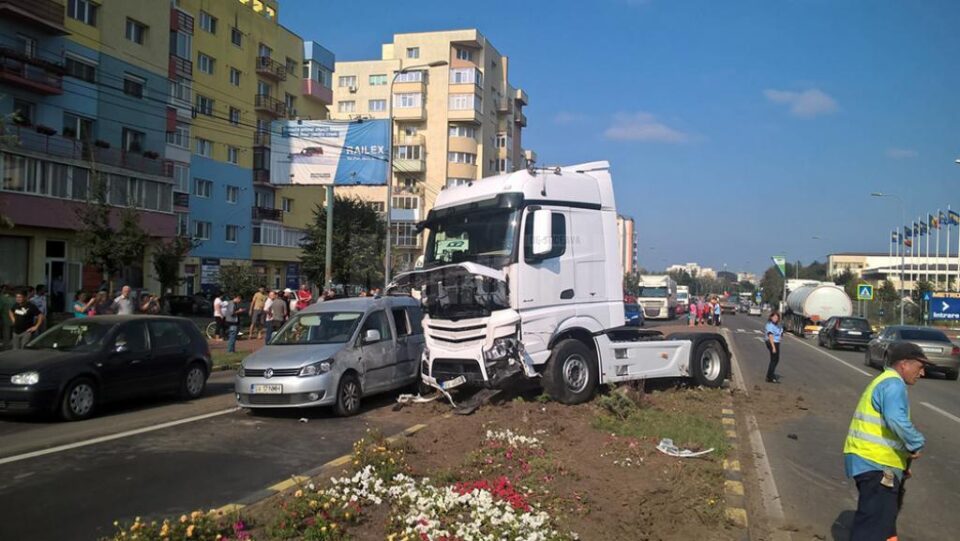 Vehiculul greu care venea dinspre sensul giratoriu a sărit peste scuar și a ajuns pe contrasens