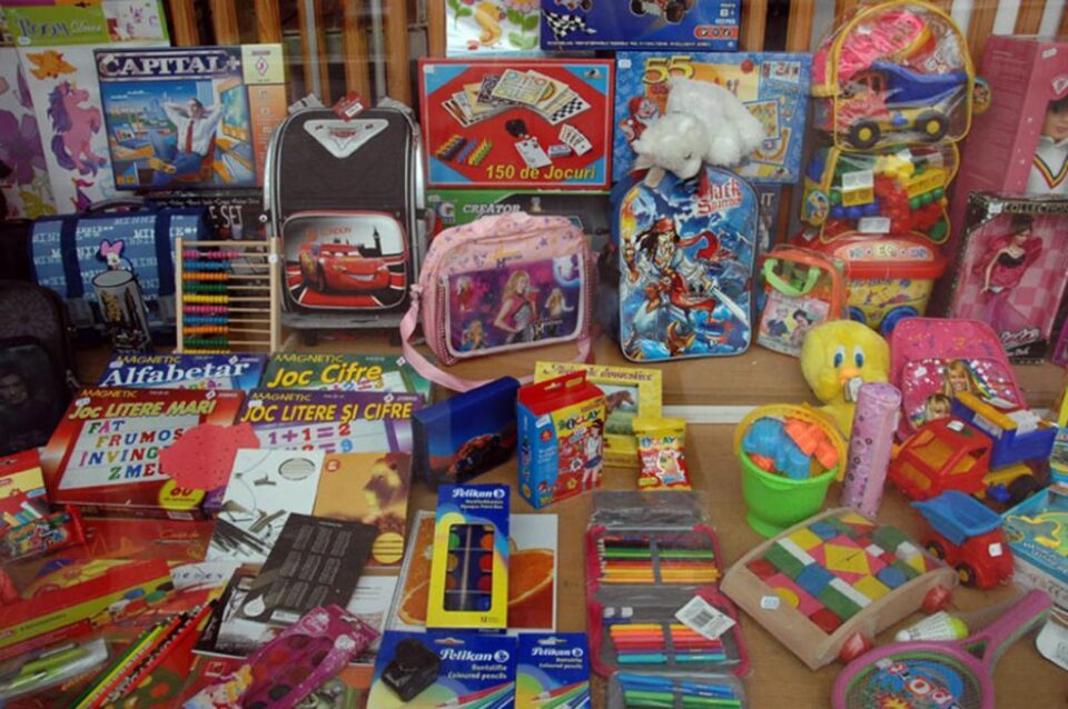 Cel puțin în cazul elevilor din clasele primare, valoarea pachetelor de rechizite a rămas aceeași de la debutul programului