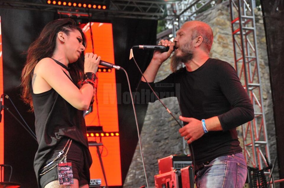 Laura Mihăilă și Mihnea Blidariu, într-un dialog muzical din timpul concertului trupei Gray Matters