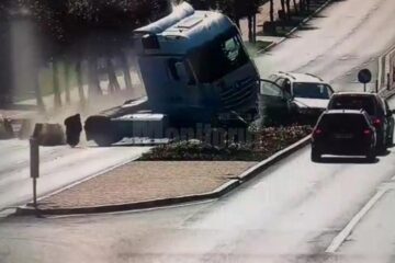 Vehiculul greu care venea dinspre sensul giratoriu a sărit peste scuar și a ajuns pe contrasens