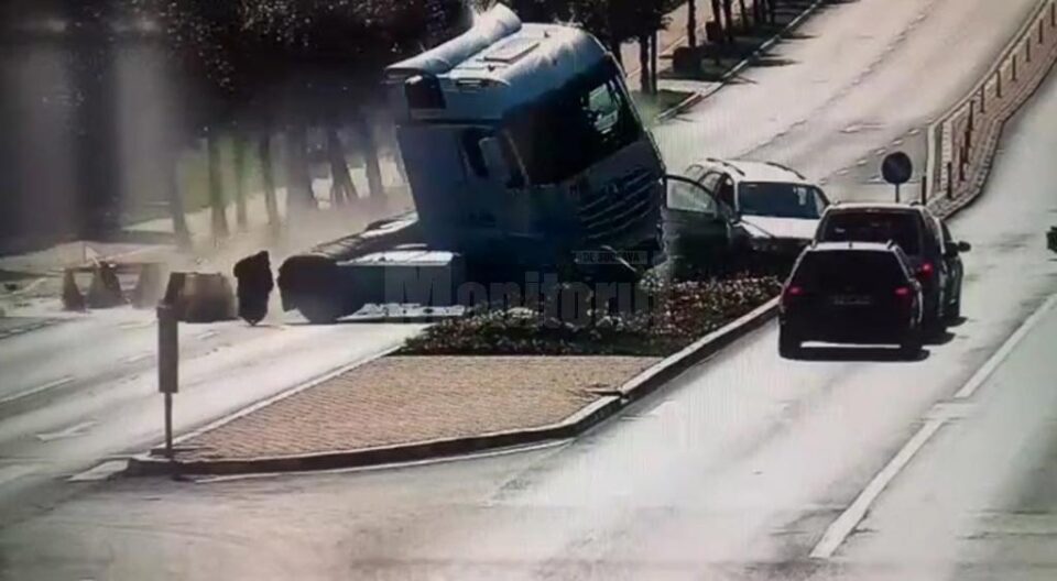 Vehiculul greu care venea dinspre sensul giratoriu a sărit peste scuar și a ajuns pe contrasens