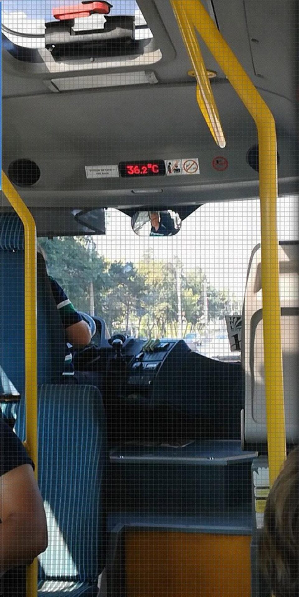 Călători ținuți la cald în microbuzele TPL, deși sunt dotate cu aer condiționat