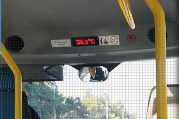 Călători ținuți la cald în microbuzele TPL, deși sunt dotate cu aer condiționat