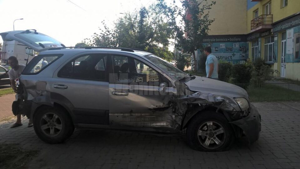 Autoturismul lovit în intersecție de tir