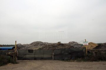 În timp ce groapa ecologică de la Moara stă nefolosită, pe malul râului Suceava, după fosta Termica, a apărut un munte de gunoi