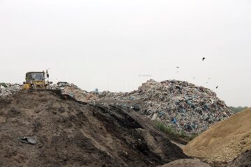 În timp ce groapa ecologică de la Moara stă nefolosită, pe malul râului Suceava, după fosta Termica, a apărut un munte de gunoi