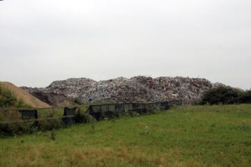 În timp ce groapa ecologică de la Moara stă nefolosită, pe malul râului Suceava, după fosta Termica, a apărut un munte de gunoi