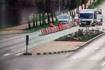 Balizele din plastic care separă banda I și banda a II-a sunt distruse periodic