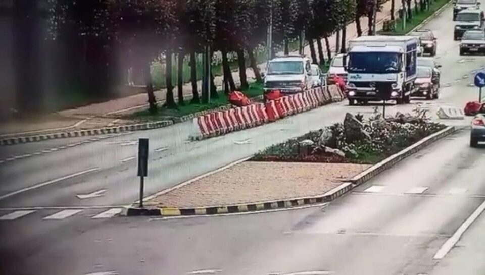 Balizele din plastic care separă banda I și banda a II-a sunt distruse periodic
