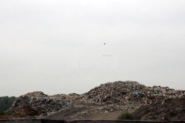 În timp ce groapa ecologică de la Moara stă nefolosită, pe malul râului Suceava, după fosta Termica, a apărut un munte de gunoi