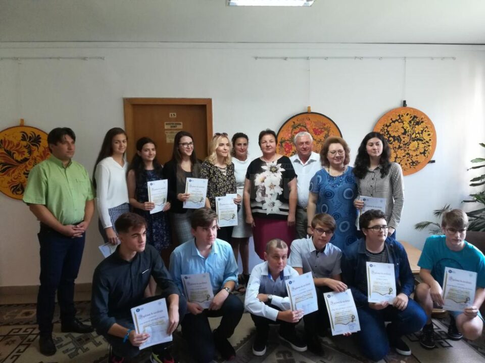 Elevii au primit diplome și premii în bani