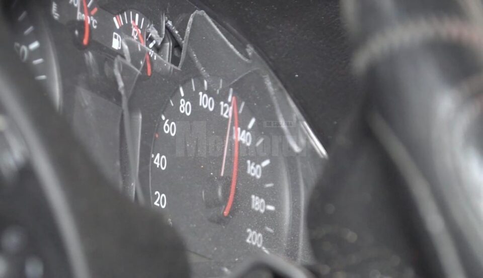 Acul vitezometrului, blocat la 120 de km/h