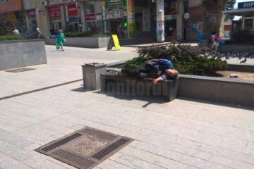 Om al străzii dormind pe bancă în centrul Sucevei
