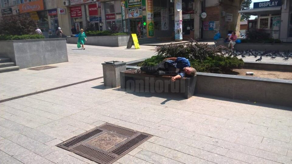 Om al străzii dormind pe bancă în centrul Sucevei