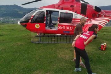 Intervenție cu un elicopter SMURD pentru salvarea unui bătrân rănit grav în zona vârfului Toaca din Humor