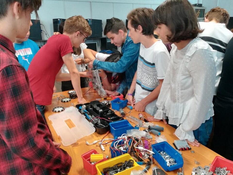 Clubul de robotică a avut mare priză în rândul elevilor