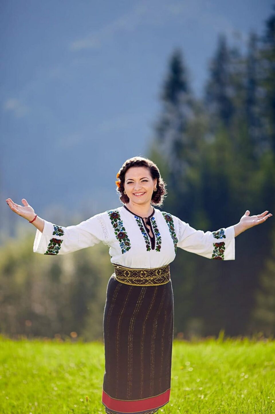Interpreta Laura Olteanu și-a lansat videoclipul melodiei ,,Mi-i jali, Doamne, și dor“