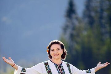 Interpreta Laura Olteanu și-a lansat videoclipul melodiei ,,Mi-i jali, Doamne, și dor“