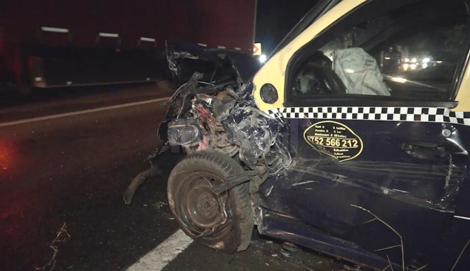 Taxiul lovit frontal de mașina scăpată de sub control