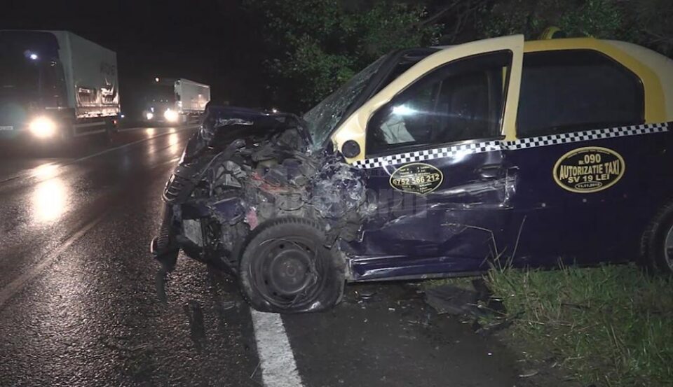 Taxiul lovit frontal de mașina scăpată de sub control