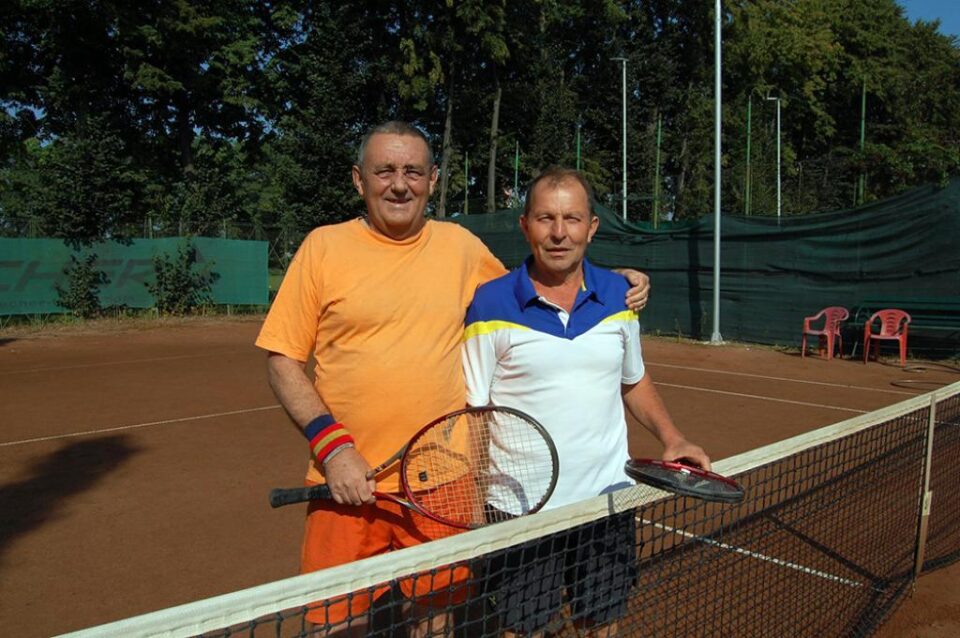 Mihai Vieriu, în dreapta imaginii, a câștigat duelul cu Liviu Oanea și s-a calificat în sferturi