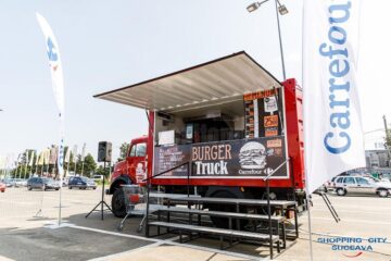 La eveniment sunt și două food truck-uri tematice - Say Cheese și „Burger Truck”