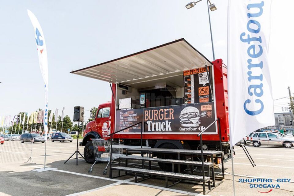 La eveniment sunt și două food truck-uri tematice - Say Cheese și „Burger Truck”