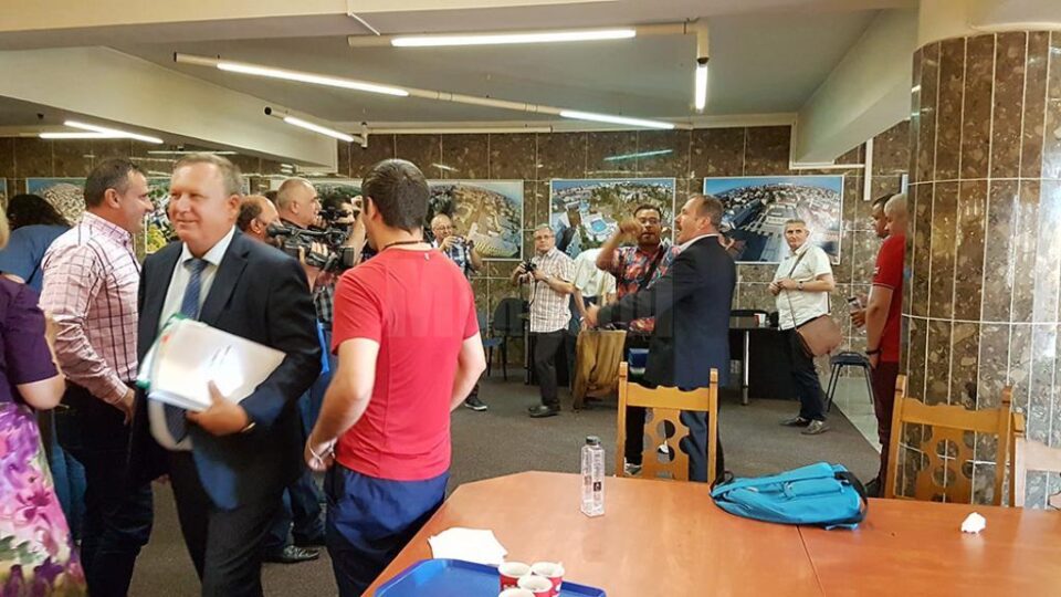 Altercație între Gheorghe Nedea și consilierul local Adrian Arămescu, la finele ședinței Altercație între Gheorghe Nedea și consilierul local Adrian Arămescu, la finele ședinței