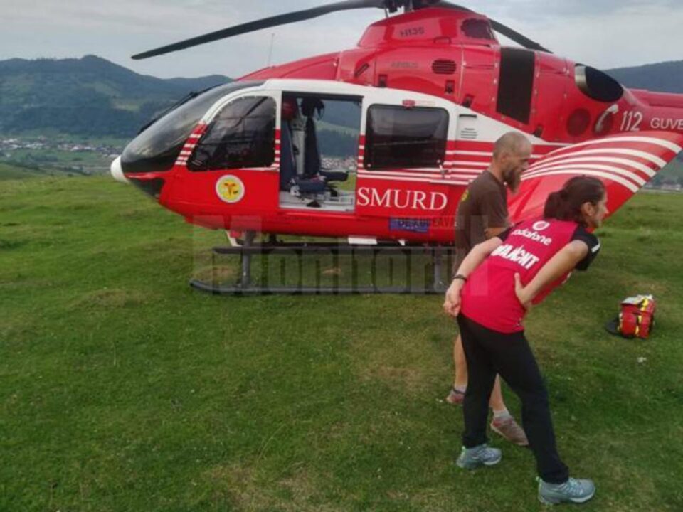 Bătrânul a fost preluat de un elicopterul SMURD și dus direct la Spitalul de Neurochirurgie de la Iași Bătrânul a fost preluat de un elicopterul SMURD și dus direct la Spitalul de Neurochirurgie de la Iași