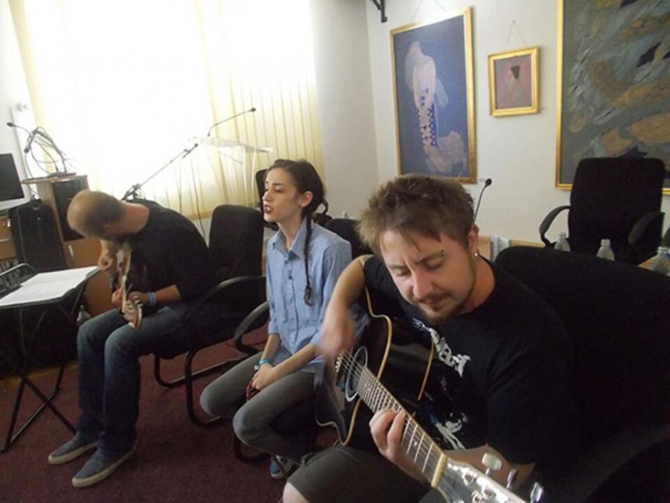 Evenimentul a fost pigmentat de muzica lui Mihnea Blidariu, de la Luna Amară, a lui Andi Drăgușanul, de la Toy Machines, și a lui Ștefi Ganea, de la Funk'e Fetish Foto Ion Drăgușsanul
